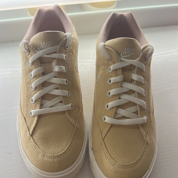 Nikes - Picture 2 of 8